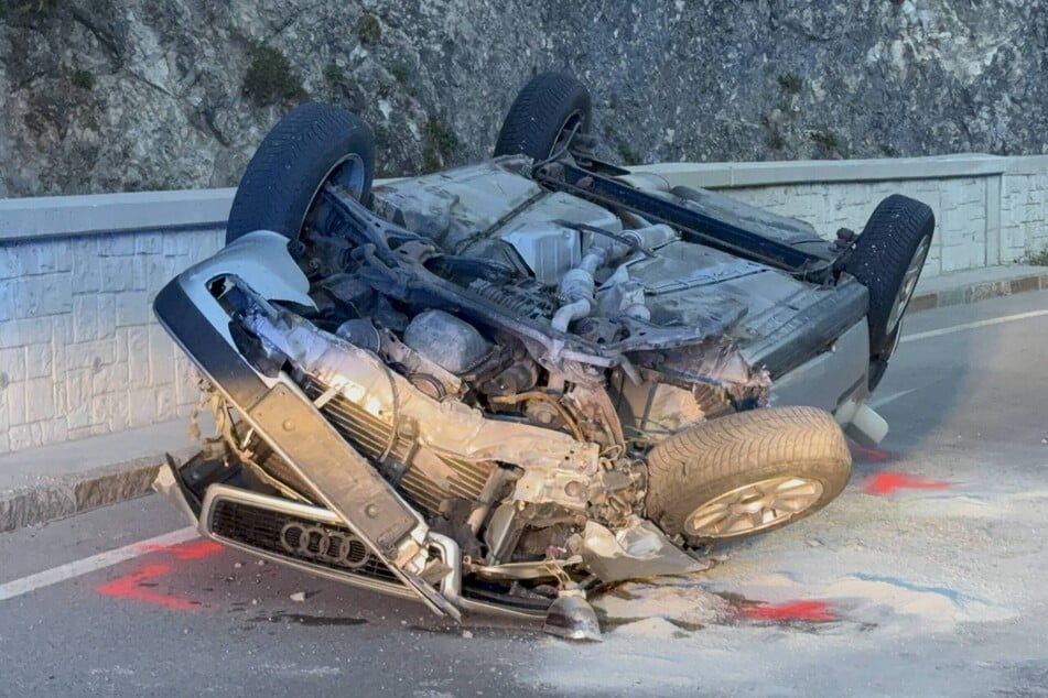 Das Auto blieb völlig zerstört auf dem Dach liegen.