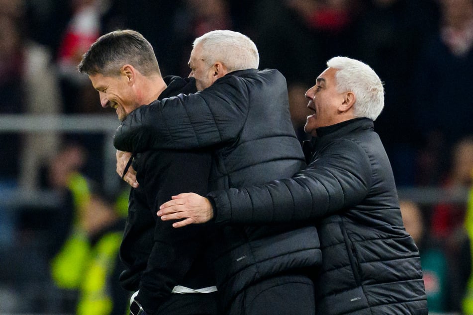 Die Freude über die bisherige Saison ist bei Blessin (l.), Bornemann (r.) und Co-Trainer Peter Nemeth (52) groß.