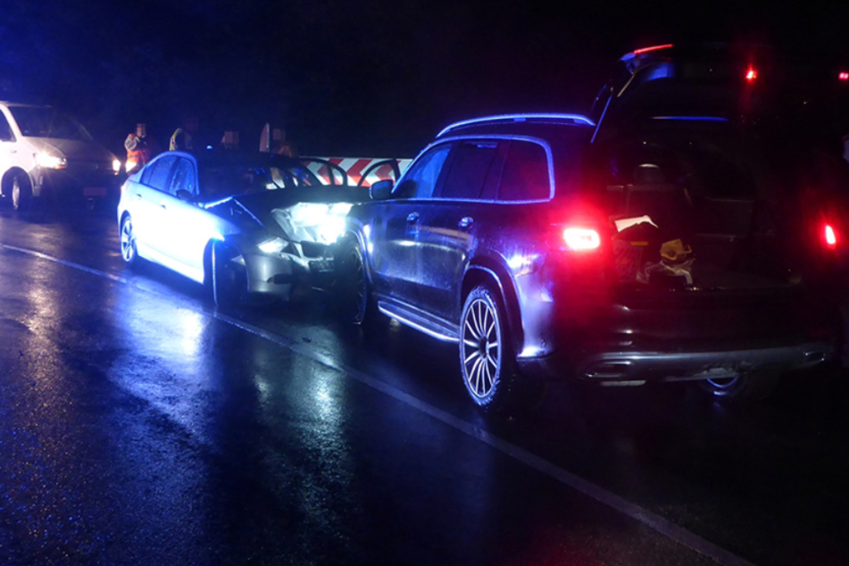 In Neunkirchen-Seelscheid geriet ein Fahrer (27) in den Gegenverkehr und kollidierte mit einem Auto, in dem eine Mutter (39) mit ihren vier Kindern saß.