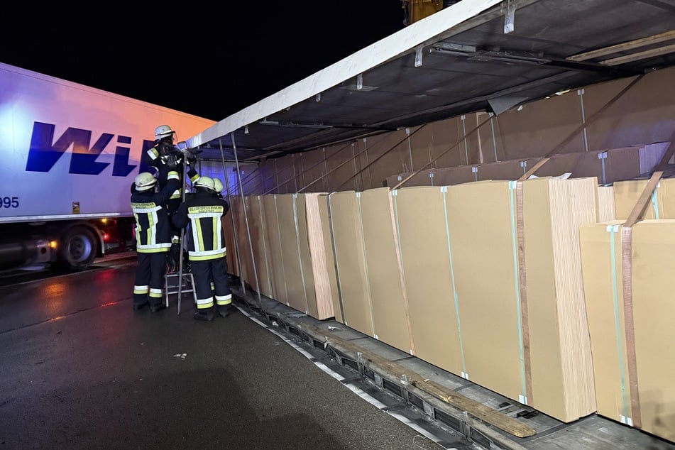 Die Feuerwehr kümmerte sich um die Ladung im Anhänger des Lkw.