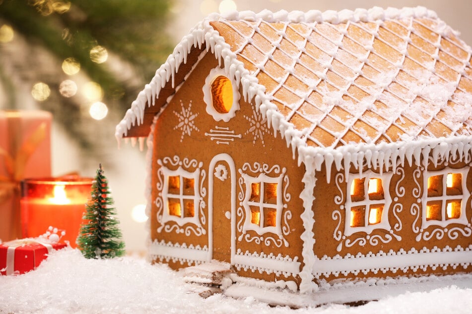 Pfefferkuchenhaus in Lebensgröße? Das größte Lebkuchenhaus der Welt überragt.