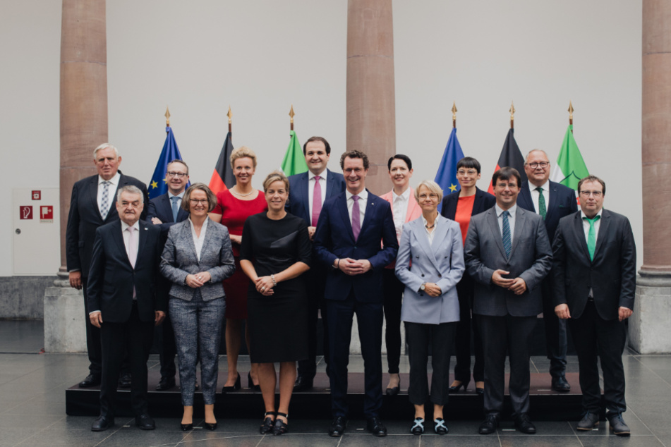 So hat sich das erste schwarz-grüne Landes-Kabinett in NRW zusammengesetzt.