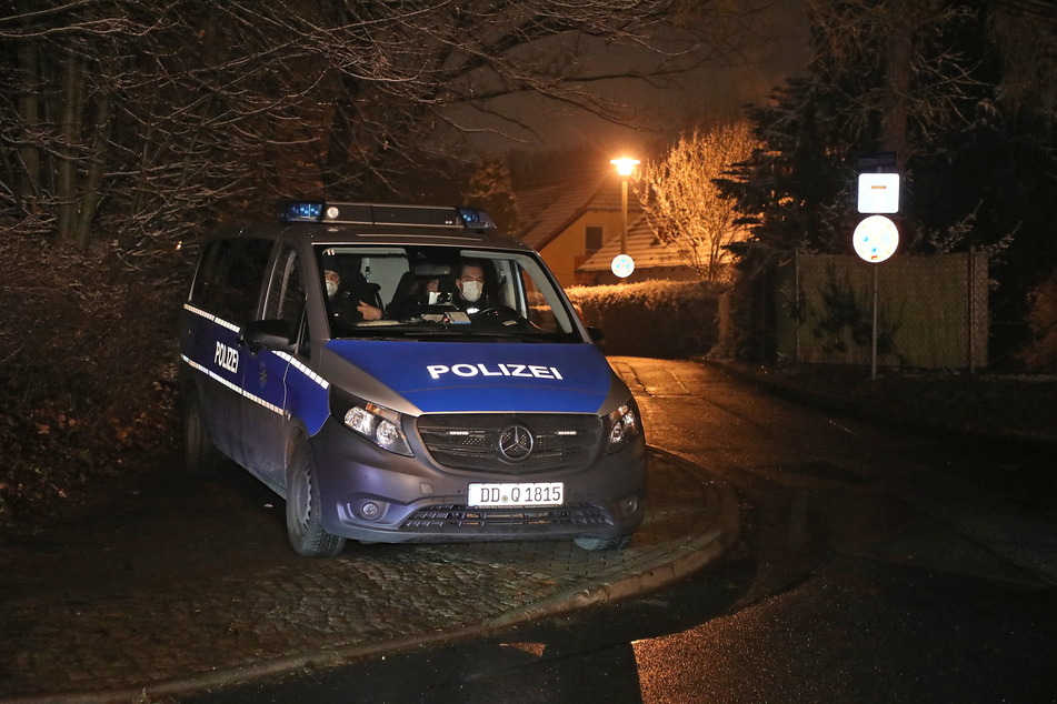 Die Polizei sichert Michael Kretschmers Privatwohnung in Dresden-Klotzsche.