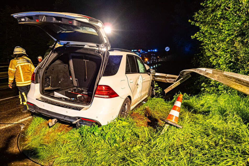 Die Feuerwehr musste den Fahrer aus seinem Wagen retten.