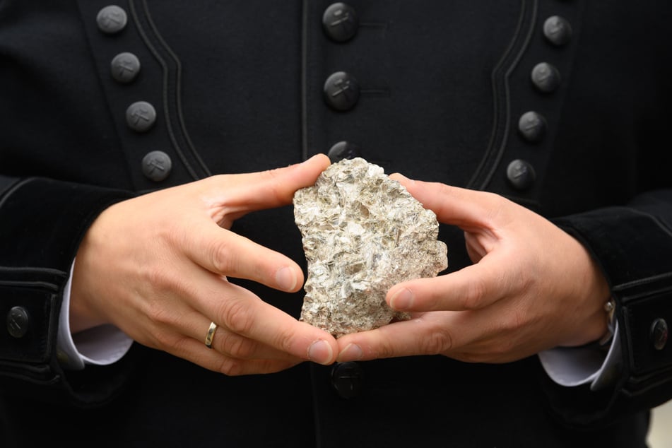 Objekt der Begierde: ein Stück mit Lithium durchsetztes Stück Erz.