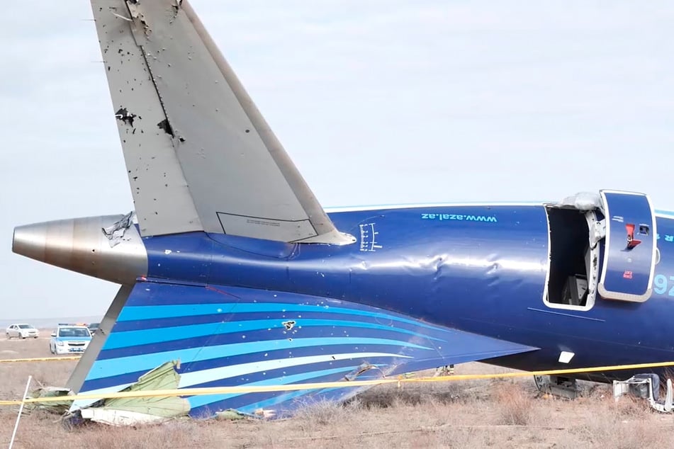 Der Schaden am Flugzeugrumpf weist auf einen Raketen-Angriff hin.