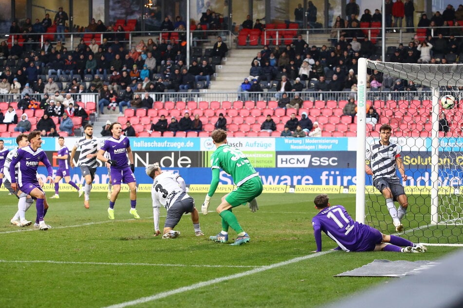 Das war sein erster Streich: Nach Vorlage von Pascal Fallmann (r.) traf Omar Sijaric zum 1:1-Ausgleich. Später traf er noch zweimal.