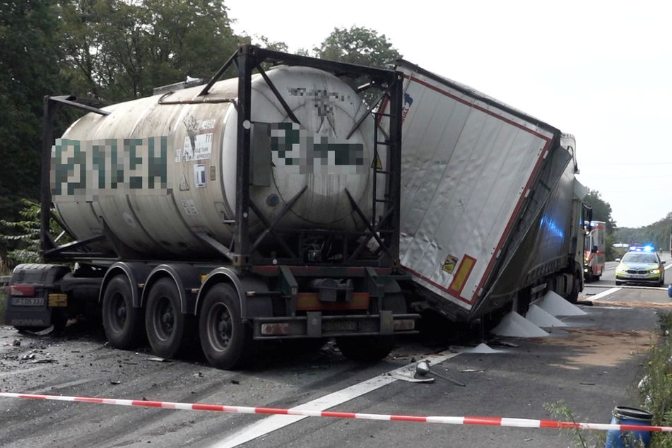 Aus einem der beteiligten Lastwagen trat Gefahrgut aus, die A67 wurde in beide Richtungen voll gesperrt.