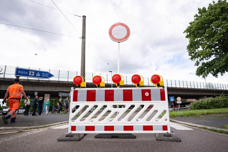Die Autobahnbrücke über den Rhein ist wegen neu entdeckter Schäden bis auf Weiteres für den Verkehr gesperrt.