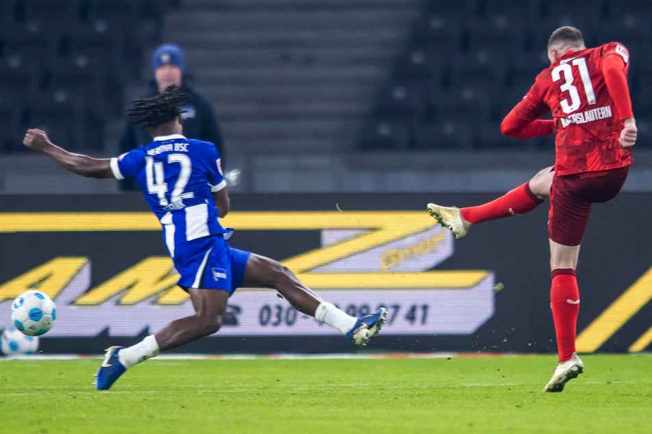 Luca Sirch (r.) zieht ab und erzielt mit einem sehenswerten Distanzschuss die Führung für den 1. FC Kaiserslautern. Die Grätsche von Deyovaisio Zeefuik kommt zu spät.