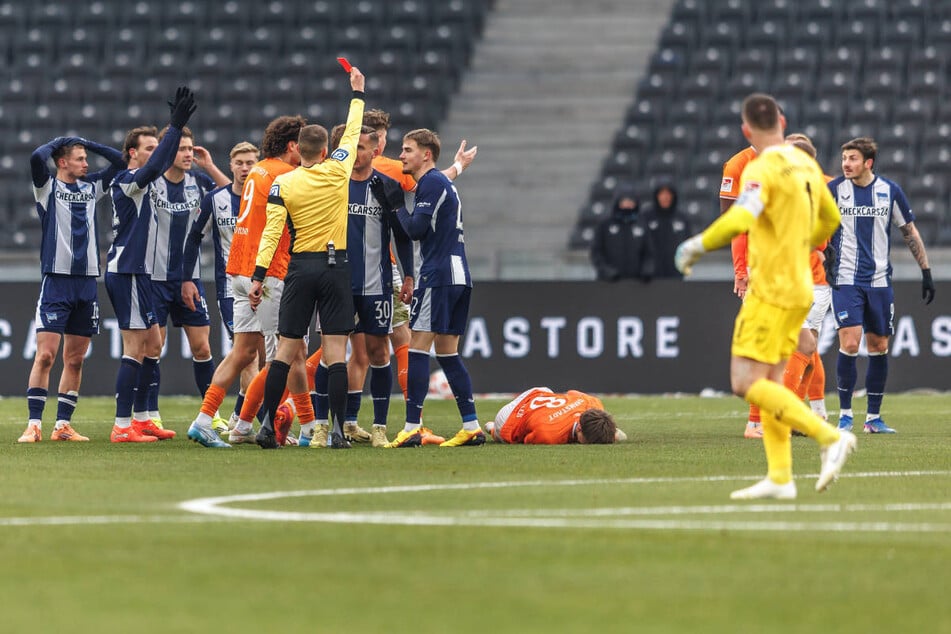 Schiedsrichter Florian Lechner (34) zeigt Dawid Kownacki (28, r.) die Rote Karte.