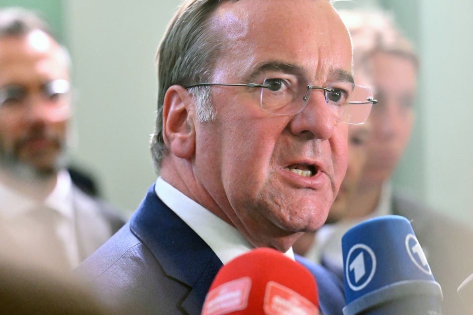 Bei der ostdeutschen Ministerpräsidenten-Konferenz in Thüringen äußerte sich Verteidigungsminister Boris Pistorius (65, SPD) zu den zahlreichen Drohnenüberflügen.