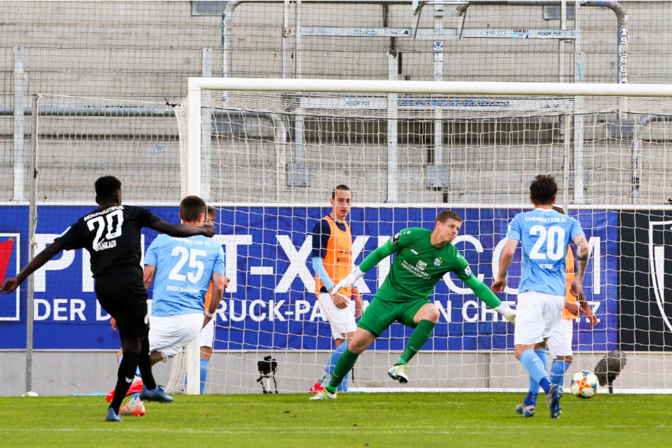 Tor durch Merveille Biankadi (25, l.)! Der Offensivspieler traf hier am 23. Juni gegen den Chemnitzer FC um Keeper Jakub Jakubov zum 2:0 für die Löwen.