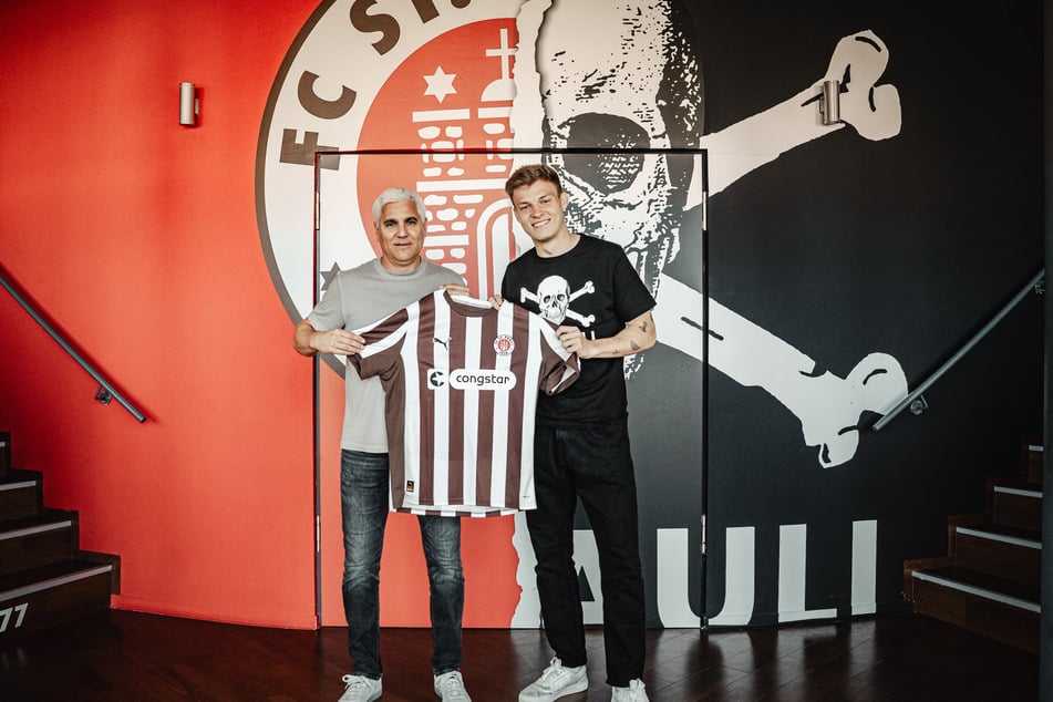 Sportchef Andreas Bornemann (53, l.) und Innenverteidiger David Nemeth (24) haben sich auf eine frühzeitige Verlängerung eines Vertrags beim Kiezclub geeinigt.