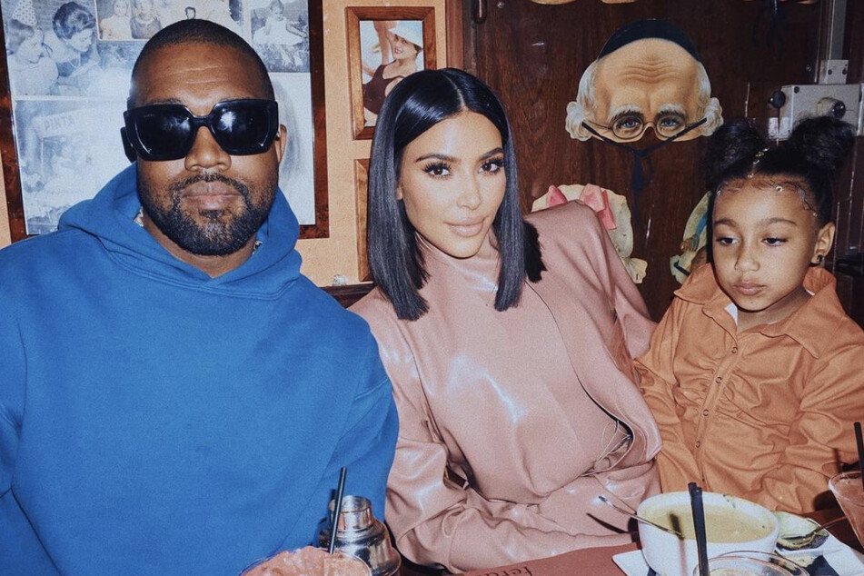 Kim Kardashian (m.) and Kanye West are co-parenting amid their divorce proceedings.