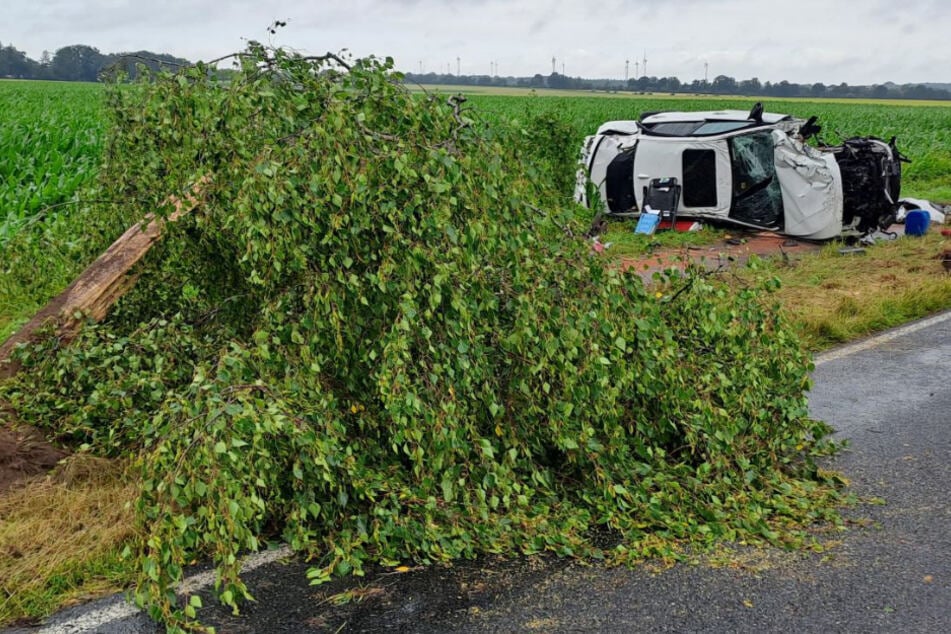 In Harsefeld ist ein 24-Jähriger am Freitag mit seinem BMW gegen einen Baum gekracht. Der Baum wurde entwurzelt, der Fahrer schwer verletzt.