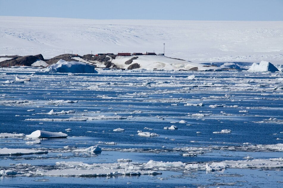 Die Forschungsstation Dumont d'Urville liegt auf dem Gebiet Adélieland in der Antarktis.