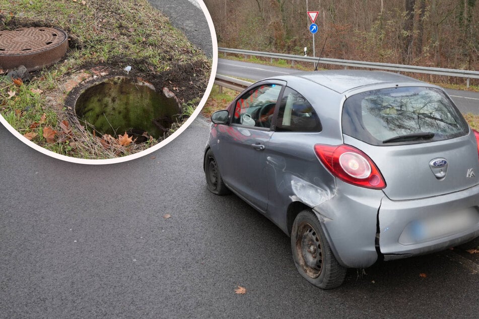 Sekundenschlaf? Ford brettert in Leitplanke und reißt Gullydeckel aus dem Boden