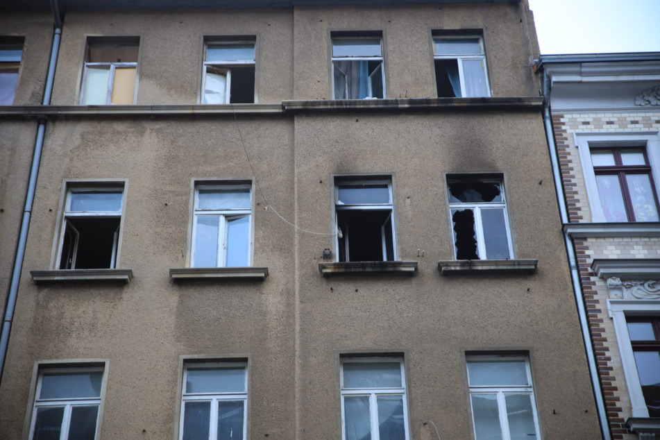 Diesmal betraf es eine Wohnung im dritten Obergeschoss. Fünf Personen sollen infolge des Feuers behandelt worden sein.