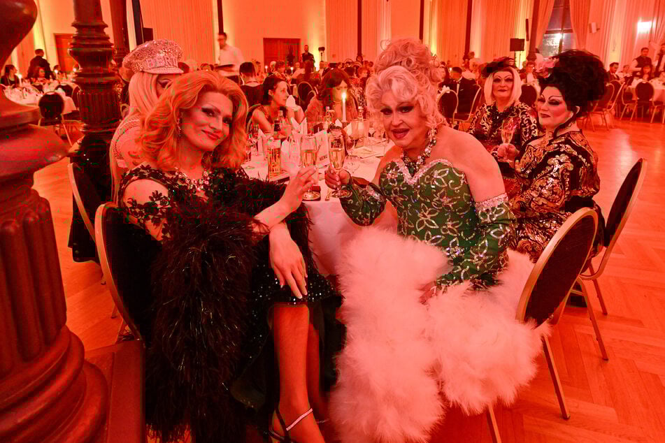 Zum Tuntenball verwandelt sich der Hotelballsaal in eine Bühne für schrille und glamouröse Kostüme.