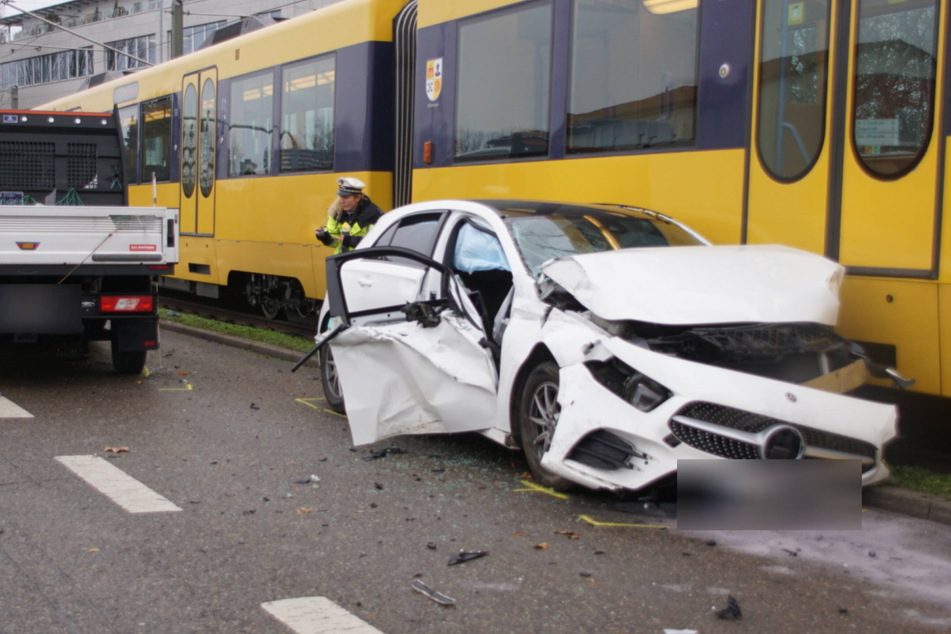 Zwischen Mercedes und Stadtbahn kracht es! Zwei Verletzte bei Unfall