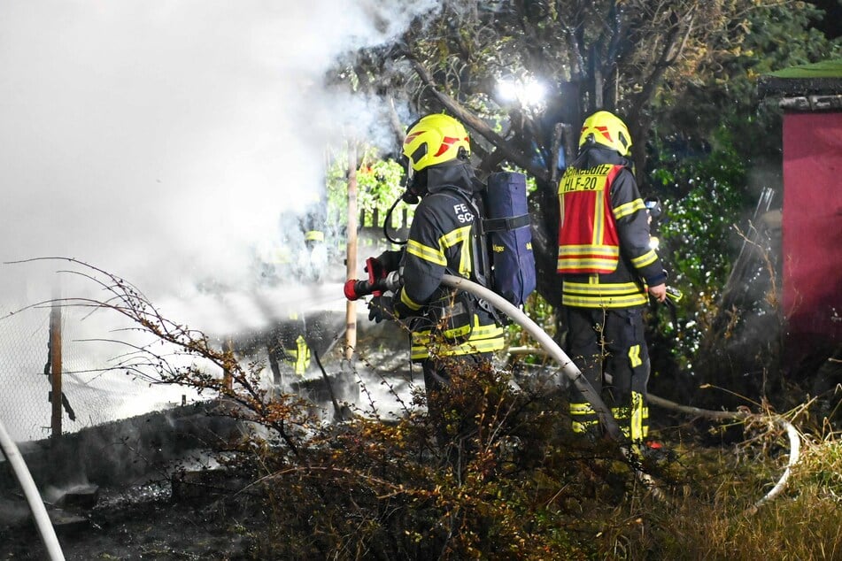 Die Feuerwehr konnte ein Übergreifen der Flammen auf weitere Gärten verhindern.