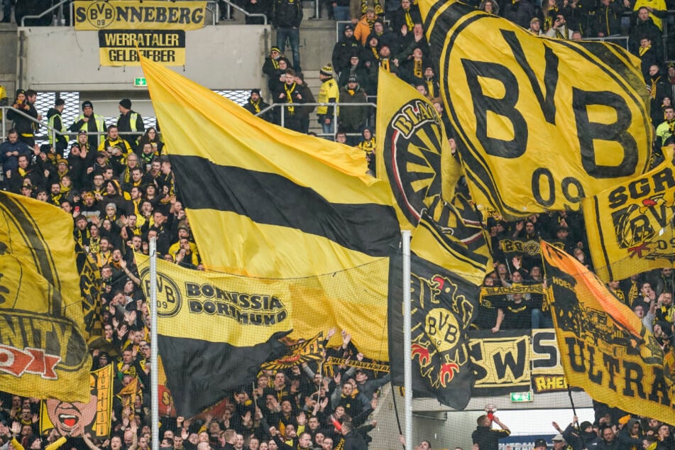 Der TSG-Balljunge zeigte den mitgereisten BVB-Fans seine Fähigkeiten an der Kugel.