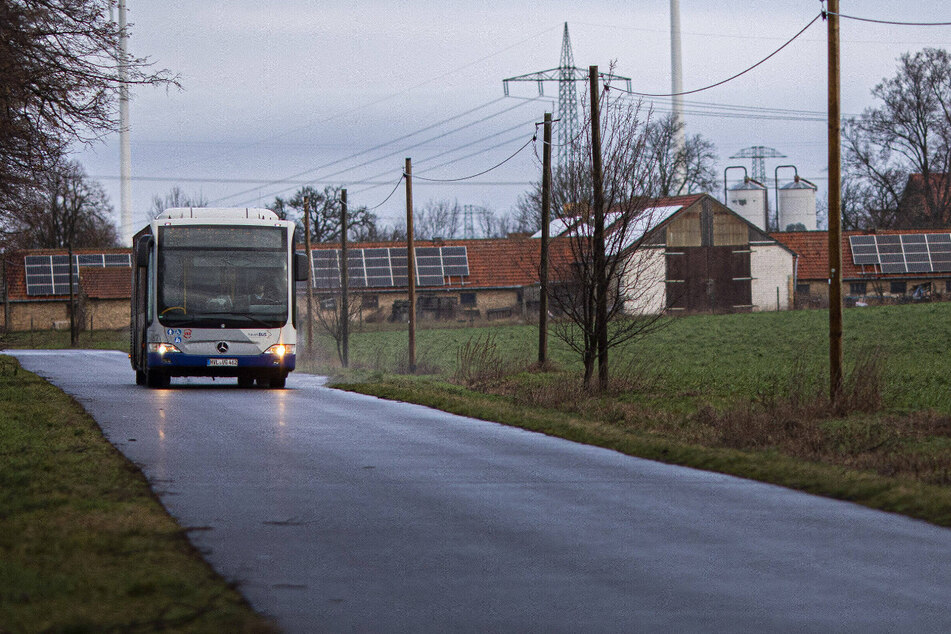 Besonders im ländlichen Raum müssen Verkehrsunternehmen Verluste hinnehmen, weil viele Fahrgäste wegen Corona-Angst auf eine Fahrt verzichten.