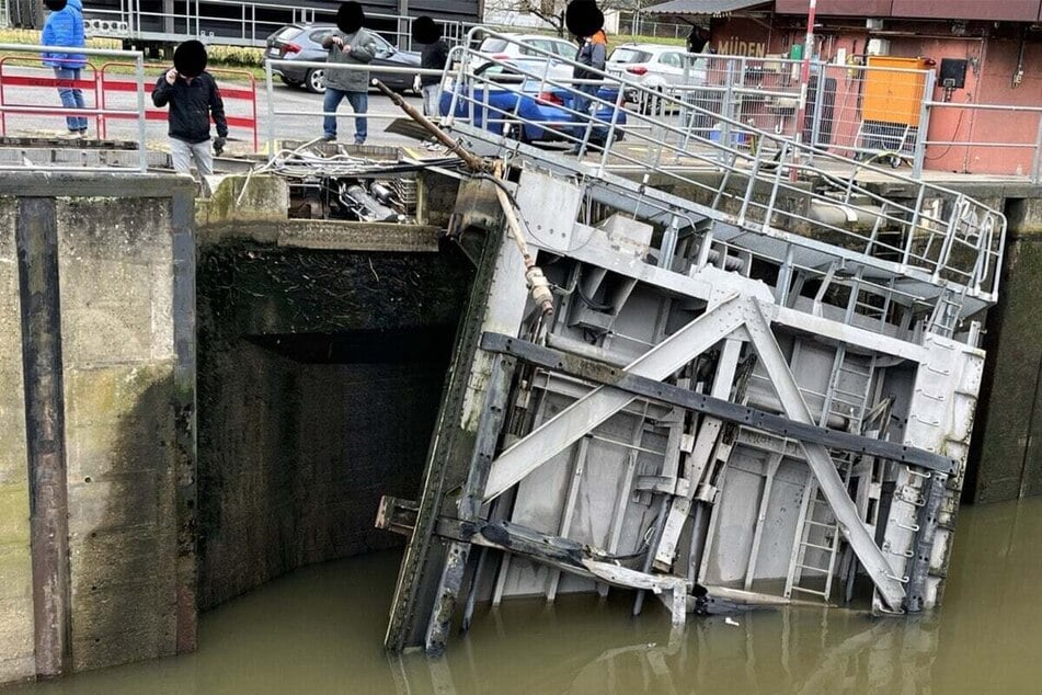 So sah das beschädigte Schleusentor unmittelbar nach dem Unfall aus.