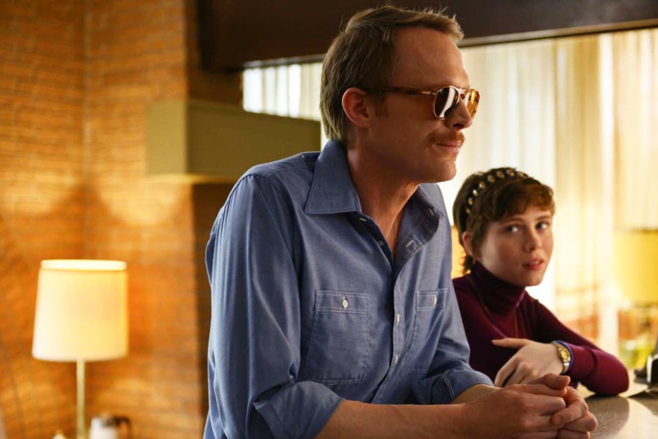 Frank (l., Paul Bettany) ist zwar 46 Jahre alt, konnte sich aber noch nie offen bei seiner Familie ausleben. Bei Beth (Sophia Lillis) ist das anders.