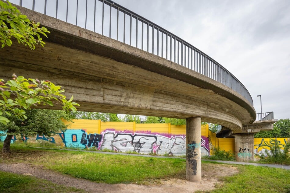 Die Fußgängerbrücke an der Hainstraße soll demnächst abgerissen werden.