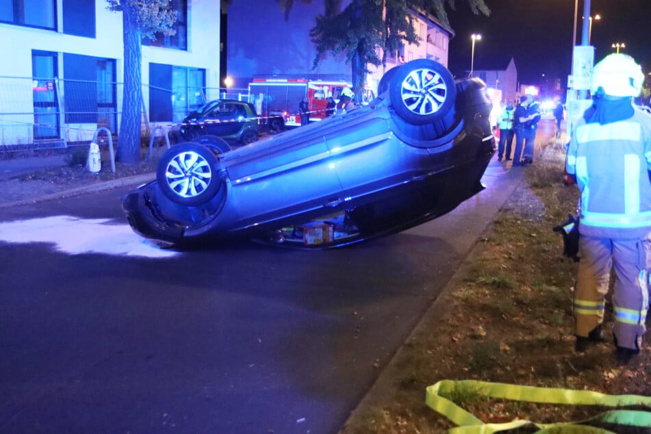 Das Auto landete nach dem Unfall auf dem Dach.