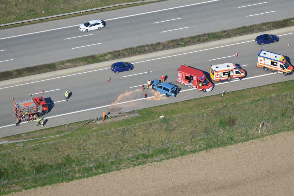 Die Luftbilder zeigen das Ausmaß des Unfalls auf der A4. Mehrere Krankenwagen sind am Unglücksort.