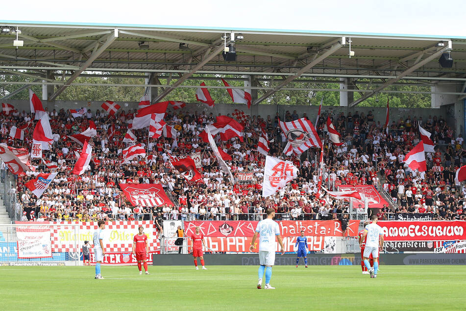 Volle Ränge in Chemnitz: Zahlreiche FSV-Fans waren beim Sachsenderby gegen den CFC dabei.