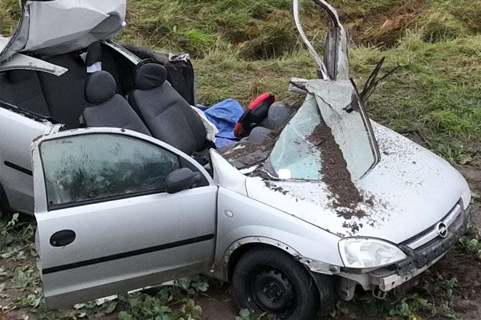 Unfall in Arendsee: Opel überschlägt sich, Fahrer (18) schwer verletzt!
