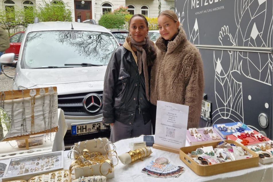 Tjaya und Fine (r.) von "True Soul Matcha" stehen aktuell nur noch mit ihrem Schmuckstand "True Soul Jewelry" auf dem Isemarkt: "Aktuell orientieren wir uns ein bisschen um, weil Schmuck gegenüber Foodständen bevorzugt wird. Auch um die Situation besser einschätzen zu können."