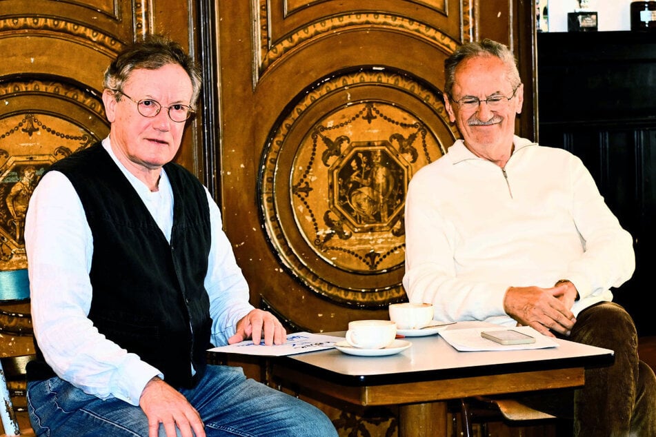 Ulrich Spandau (l.) und Christian Ude, weiterhin Vorsitzender des Fördervereins "Die Ladenhüter", treten als Gesellschafter der "Lach- und Schießgesellschaft" zurück.