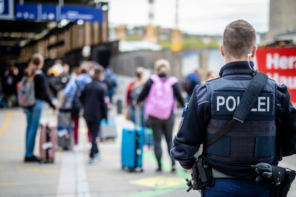 Die Polizei war im Einsatz, um einen randalierenden Mann aus einem Zug zu holen. (Symbolbild)