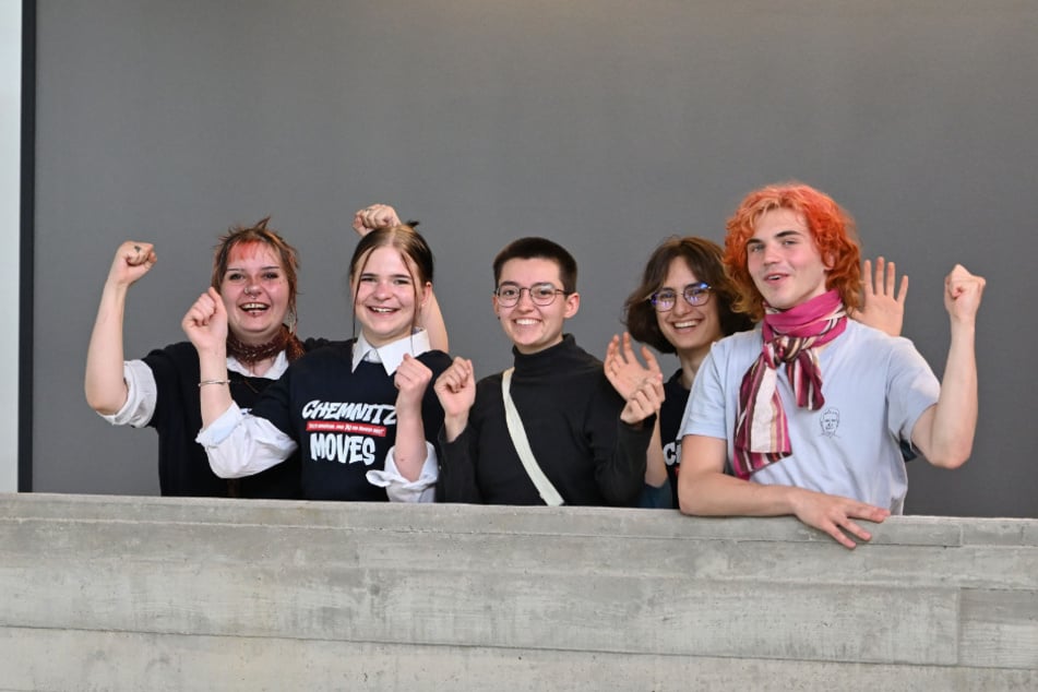 Sam Reibetanz (19, v. l.), Mary-Jane Lindner (18), Tasi Halang (21), Ayla Dolibeau (20) und Tim Zenner (19) führen im November "Chemnitz Moves" auf.
