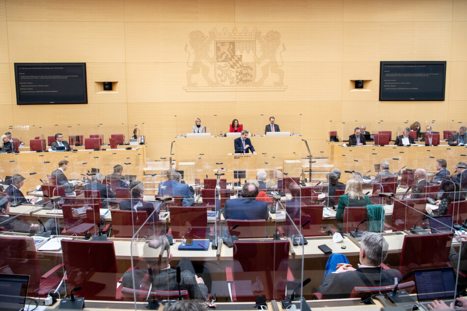 Der bayerische Landtag wird am Dienstag erneut über das umstrittene Änderungsgesetz diskutieren. (Archiv)