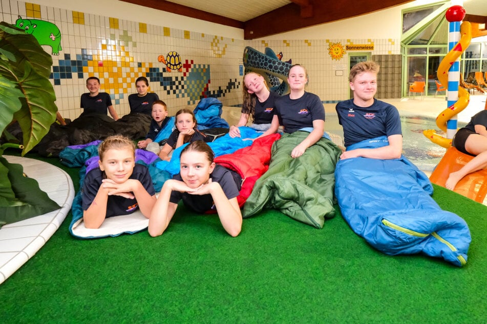 Wer will, kann im Schwimmbad im Schlafsack übernachten, so wie die Schwimmgruppe des STV.