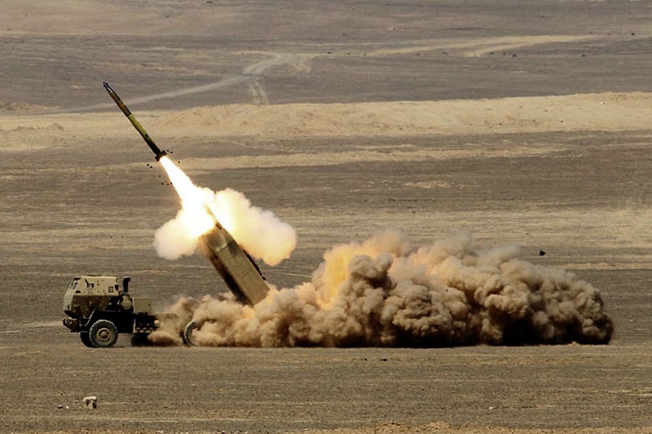 Der US-Raketenwerfer HIMARS (High Mobility Artillery Rocket System) beim Abschuss einer Rakete.