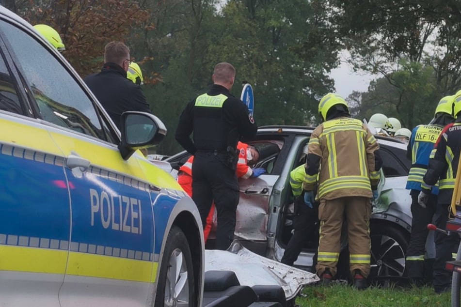 Überholmanöver geht schief: Fahrer eingeklemmt und schwer verletzt