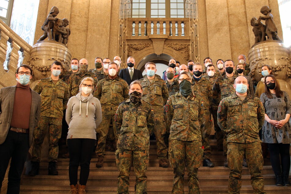 Zum Abschied - stillgestanden! Die 20 Corona-Soldaten haben das Dresdner Rathaus verlassen.