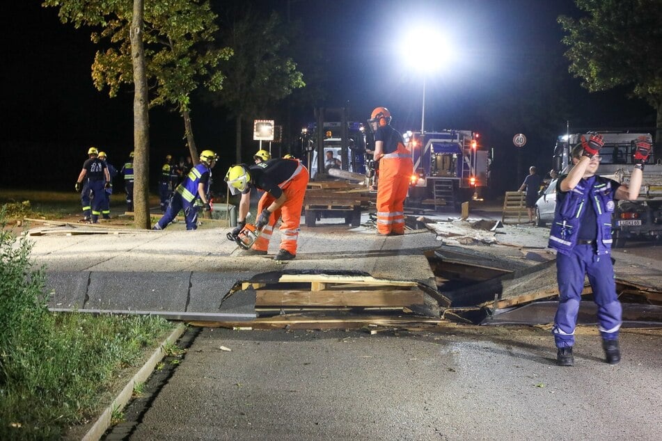 Herunter gewehte Dachteile muss von den Einsatzkräften zerkleinert werden.