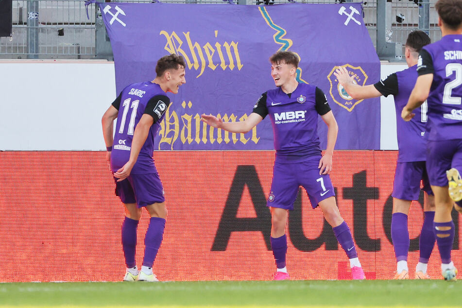 Andreas Seitz (r.) bringt den FC Erzgebirge Aue in Führung und jubelt mit Omar Sijaric.