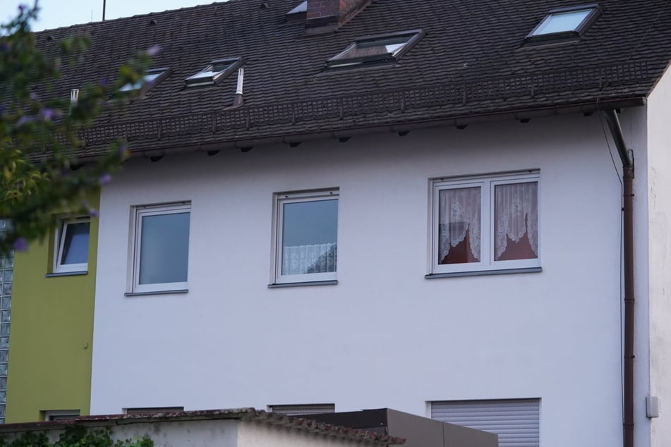 In einem Mehrfamilienhaus in Fürth ist am gestrigen Dienstagnachmittag die Leiche einer Frau gefunden worden.