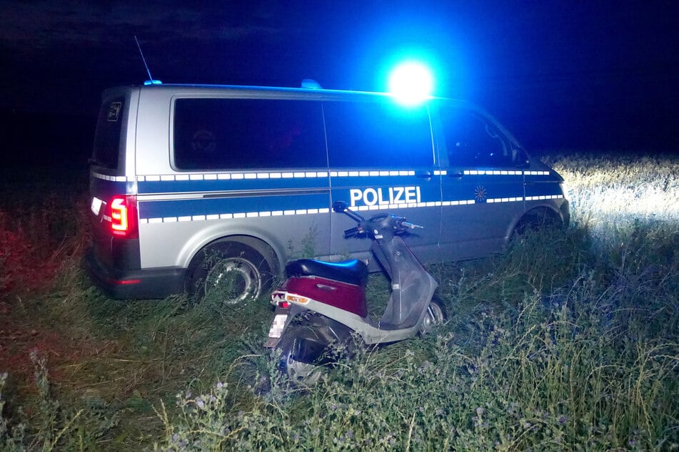 Auf einem Feld bei Doberzeit wurde ein flüchtiger 16-Jähriger auf seinem Moped gestellt.
