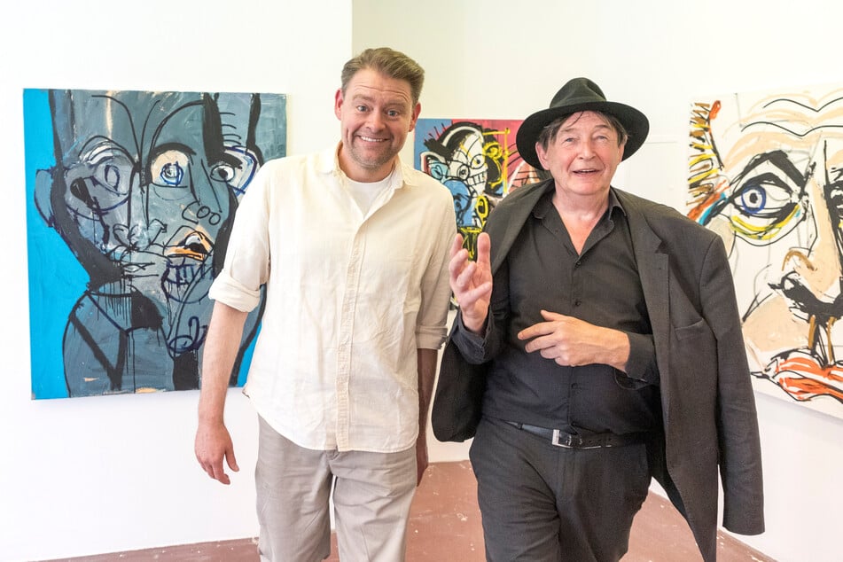 Max Giermann (49, l.) und Galerist Holger John (65) in der Ausstellung "Dann mal doch, Du dumme Sau". Der Titel ist ein Zitat von Klaus Kinski.