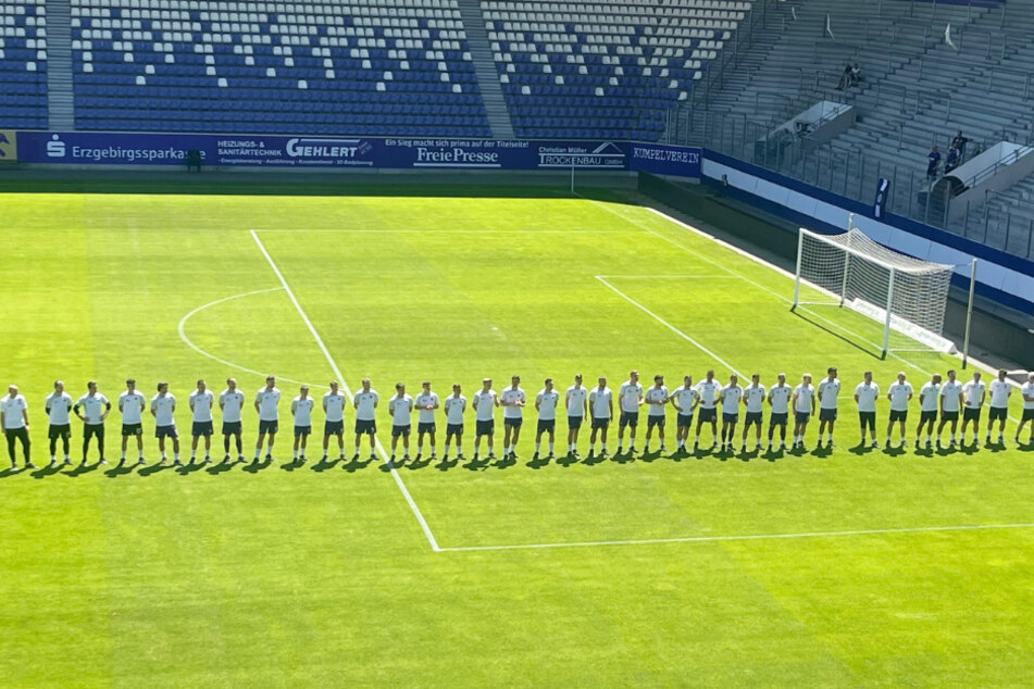 Die gesamte Mannschaft des FC Erzgebirge Aue vor dem Anpfiff.